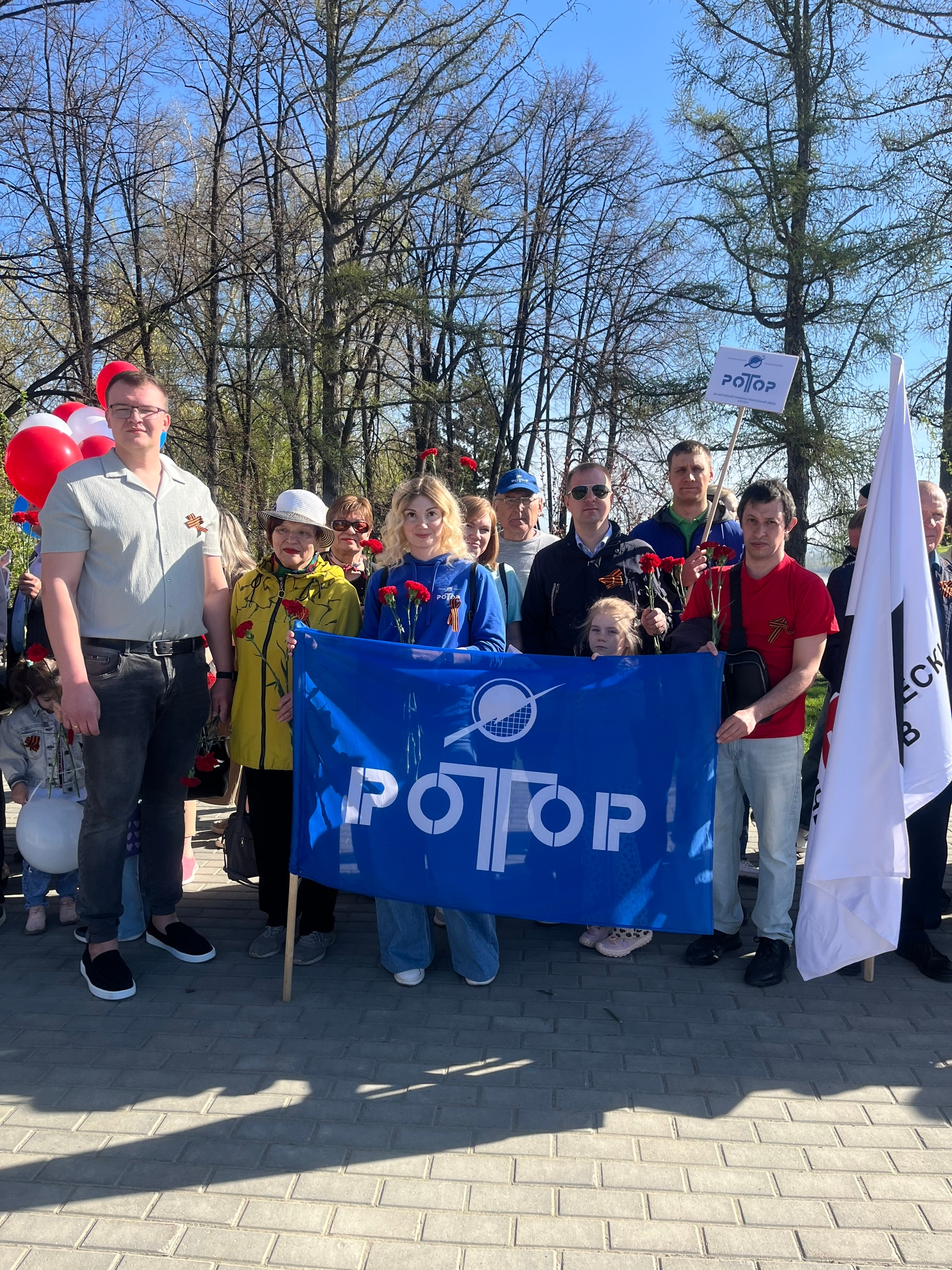 Делегация АО АПЗ «Ротор» почтила память трудового подвига барнаульцев