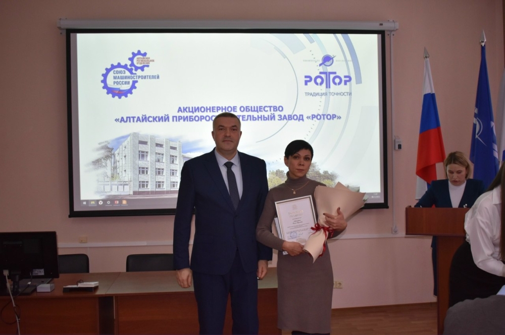 Заводчанам вручены награды к профессиональному празднику.